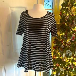 Lularoe top preowned black & white M